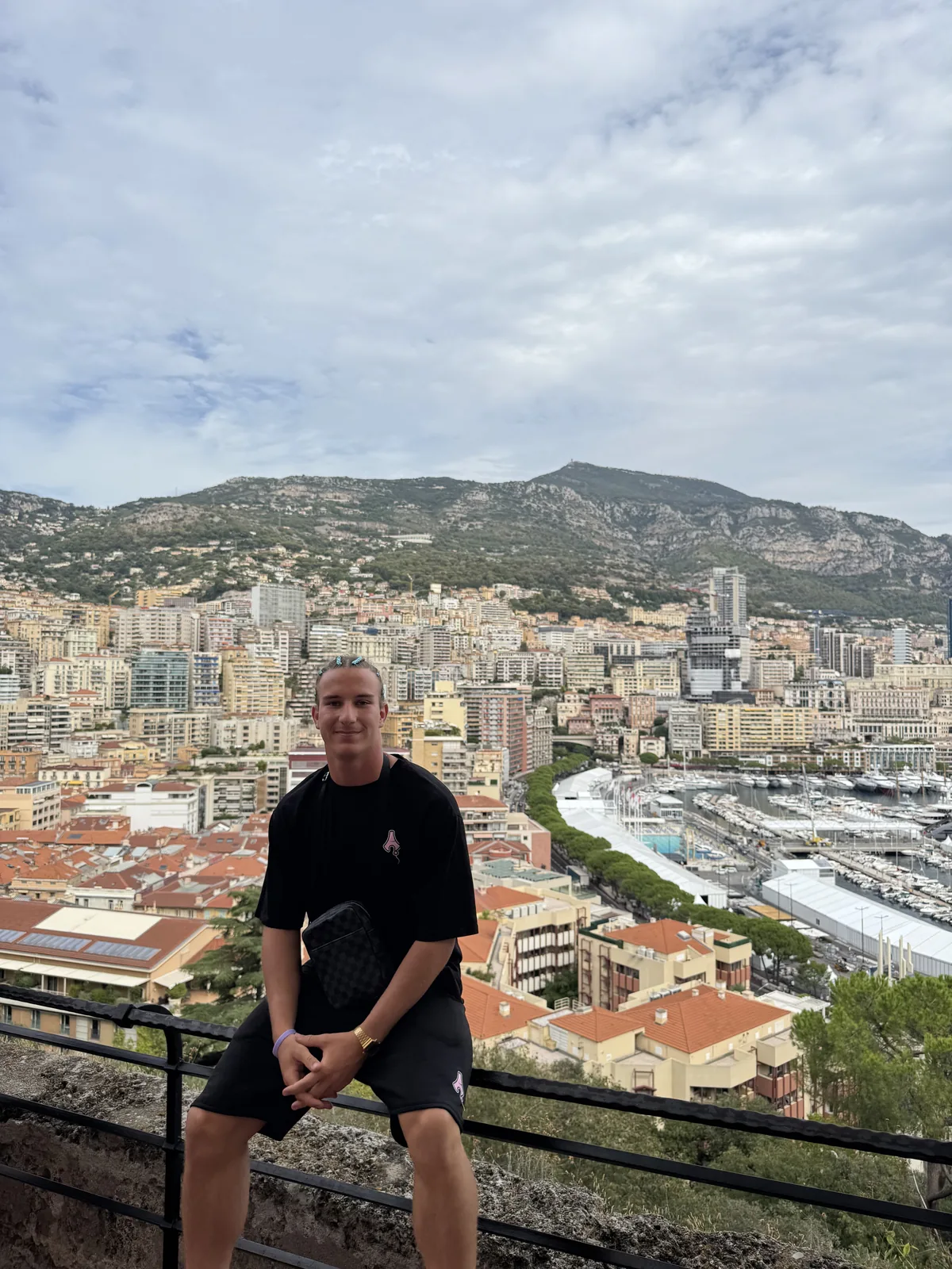 Ivan Vojvoda ispred panorame Monaca s lukom i brodovima u pozadini